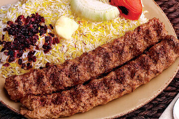 قیمت شوکه کننده چلوکباب در یک رستوران قدیمی/ این قیمت های تعجب آور را ببینید