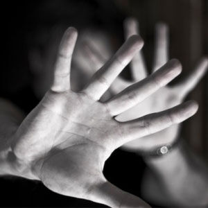 تعرض وحشیانه سه مرد شیطان صفت به زن جوان مقابل چشمان شوهرش در گرمسار 