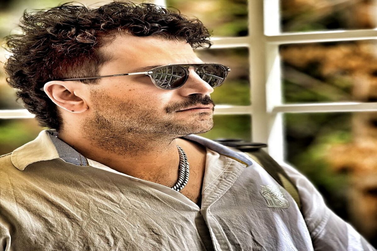استایل گنگ روزبه حصاری با شلوار دهه شصتی و دستمال گردن خاص