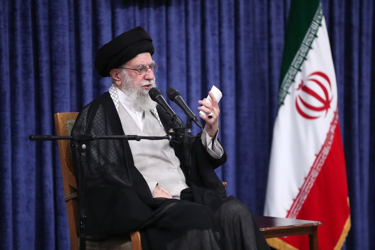 رهبر انقلاب: ملت با جهت‌گیری‌های گوناگون سیاسی و وزن متفاوت مذهبی پای ایران ایستاد