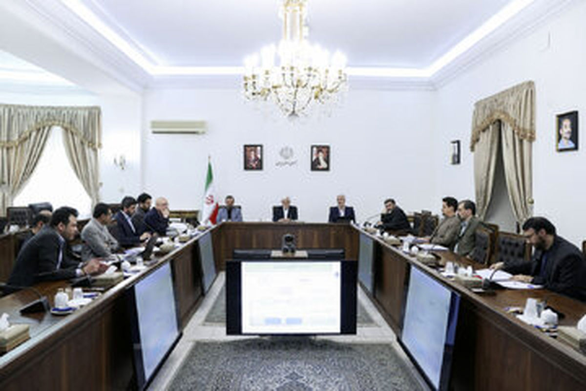 عارف پشت پزشکیان در آمد