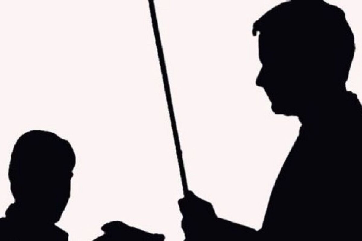 فیلم دلخراش کتک زدن و خفه کردن دانش آموزان توسط مدیر مدرسه /بازداشت شد