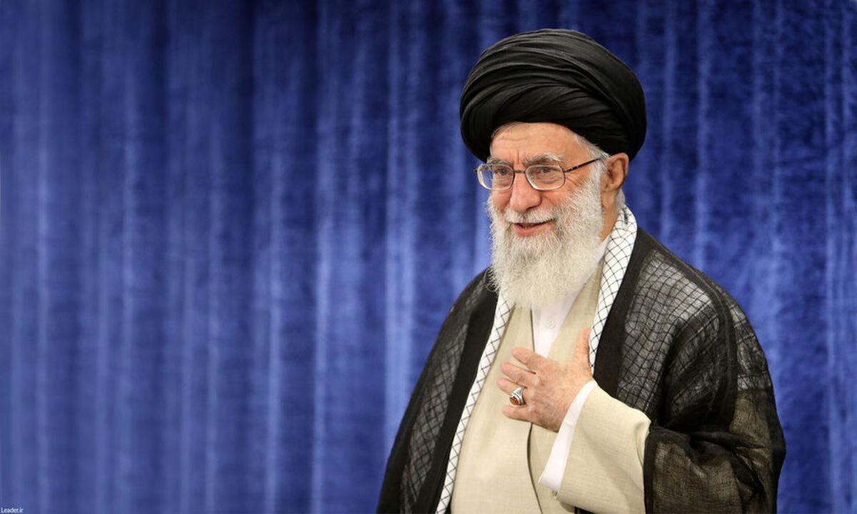 کوهنوردی رهبر انقلاب با لباسی متفاوت+فیلم 