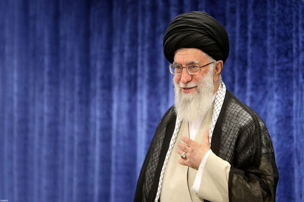 کوهنوردی رهبر انقلاب با لباسی متفاوت+فیلم