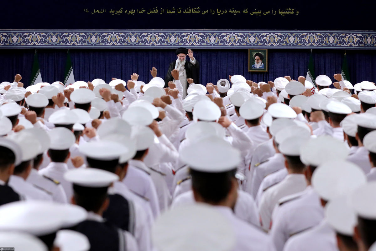 رهبر انقلاب: اینکه می‌گویند اجازه نمیدهیم فلان کشتی‌ها از فلان تنگه‌ها عبور کنند غلط زیادی است 