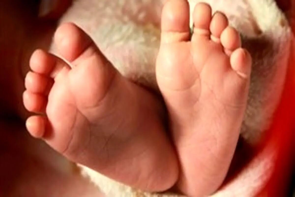 قتل کودک 18 ماهه به دست نامادری بی رحمش با« لاک پاک کن»