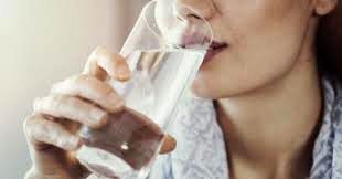 نوشیدن آب گرم در این زمان برای بدن معجزه می کند!