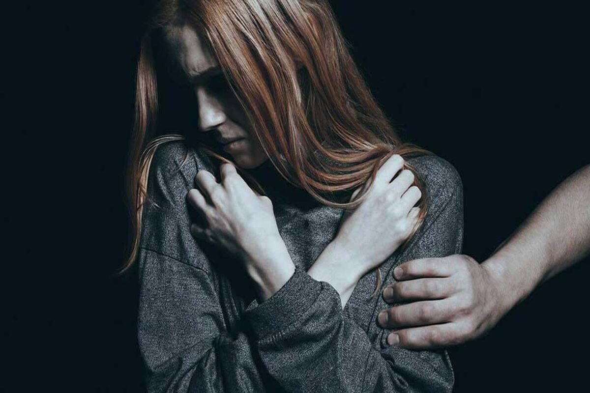شوهرم از دوستش میخواست تا جلوش چشم خودش به دست درازی کند