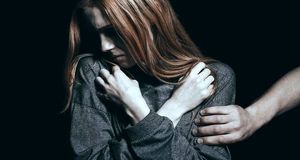 تجاوز نخبه اقتصاد به دختر جوان؛ از دختر بیچاره فیلم و عکس‌های مستهجن گرفته بود!