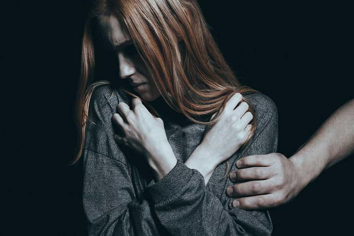 شوهرم از دوستش میخواست تا جلوش چشم خودش به دست درازی کند