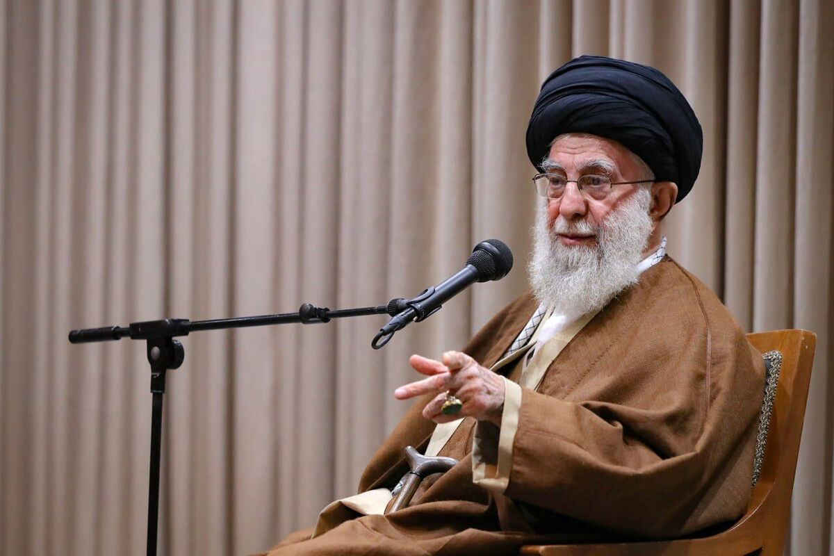 عکس تاریخی و کمتر دیده شده از رهبر انقلاب و دکتر ظفرقندی

