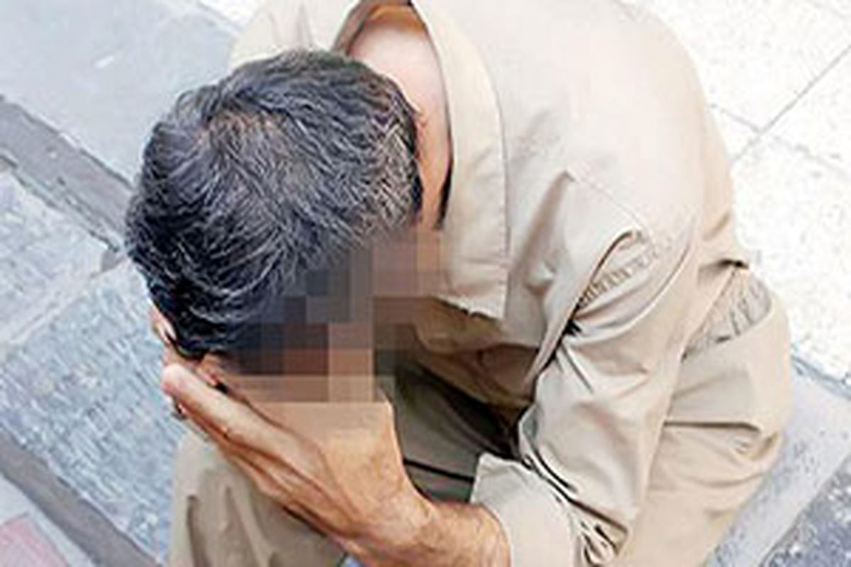 به آهستگی در را با کلید باز کردم و زنم را با مردی...!