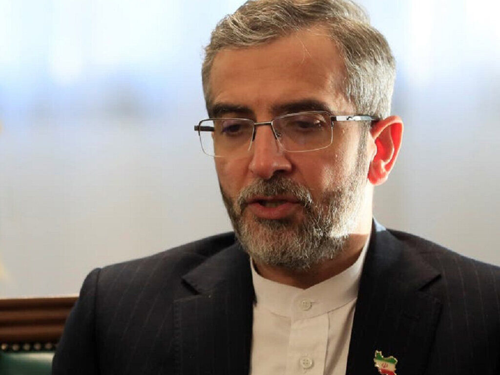 لباس نامرتب علی باقری در نمایشگاه کتاب خبرساز شد + عکس