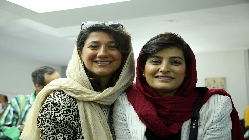 الهه محمدی و نیلوفر حامدی به زندان اوین منتقل شدند + عکس