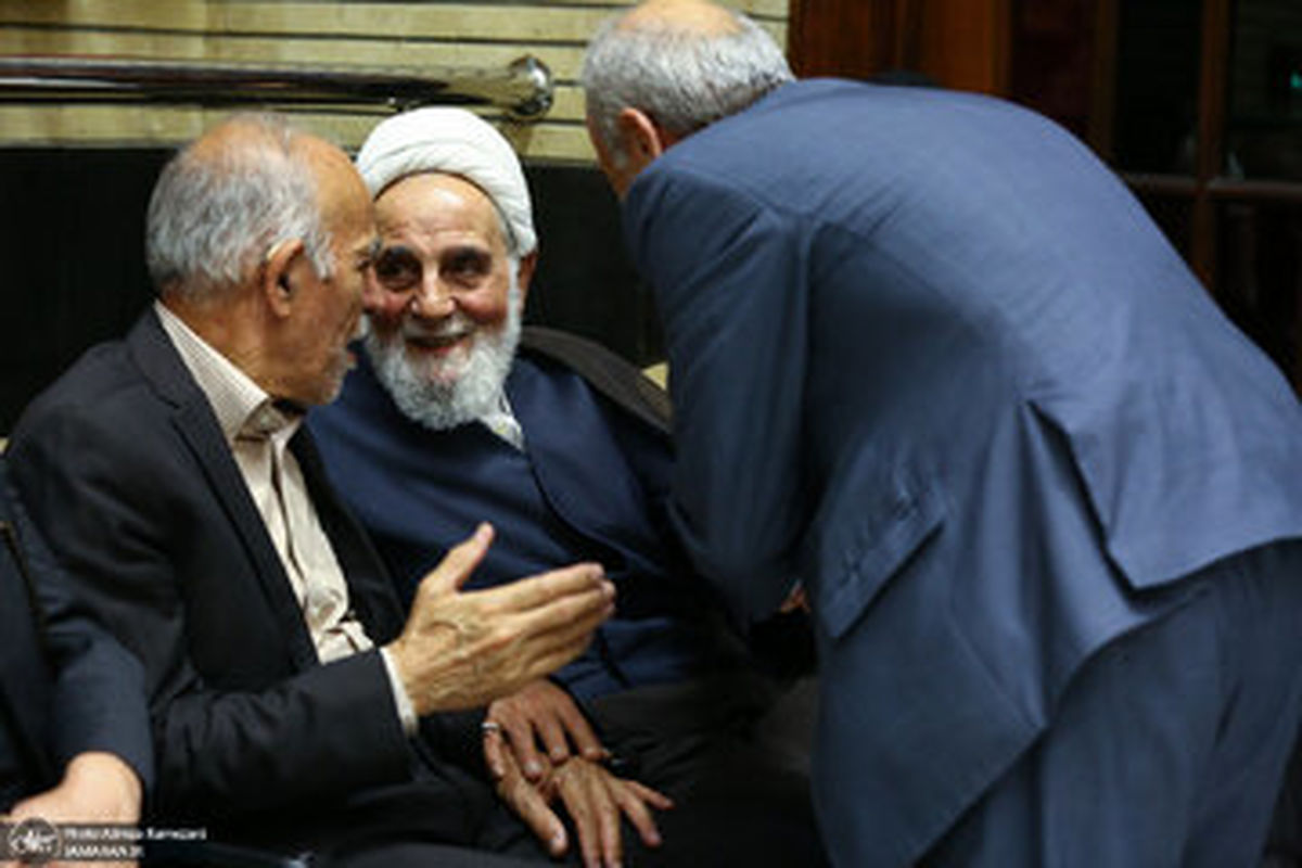 عکسی پربازدید از گفتگوی جدی خاتمی و ناطق نوری در یک مراسم ختم

