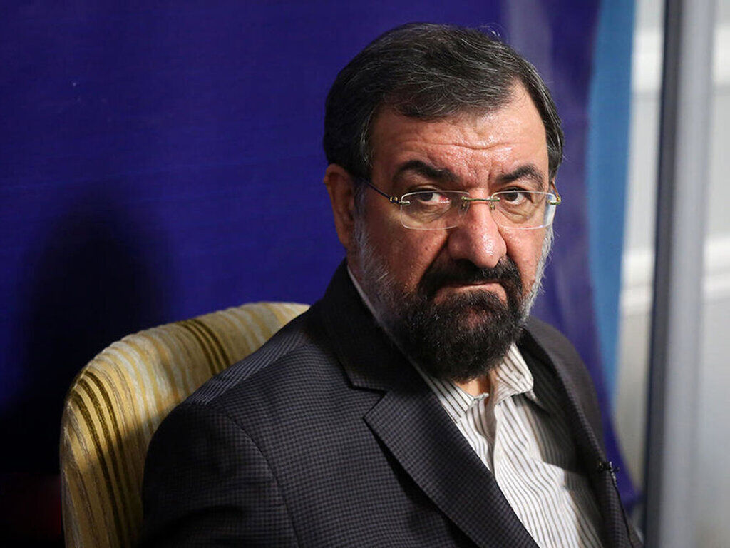 ملت ایران به آمریکا و اسرائیل می‌گویند، پرچم ایران پایین نمی‌آید
