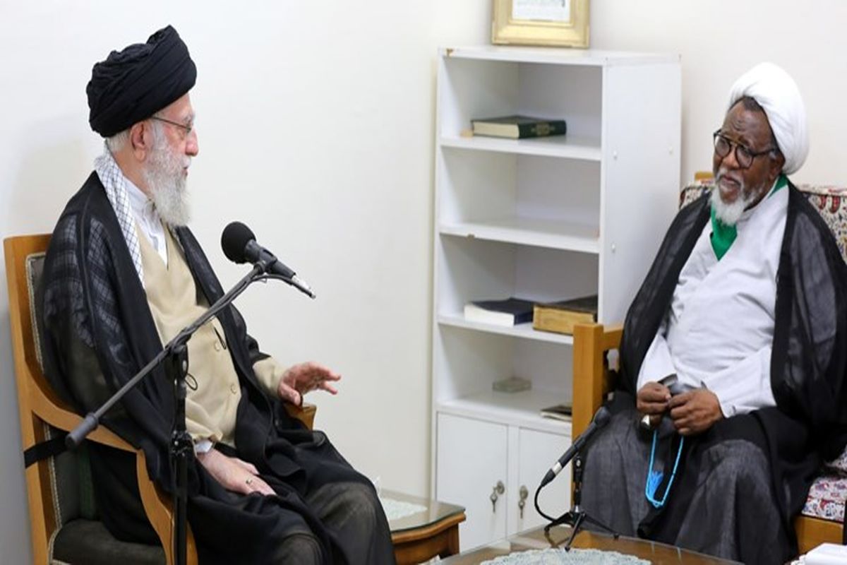  رهبر انقلاب در دیدار شیخ زکزاکی: همه در دنیای اسلام وظیفه دارند به مردم فلسطین کمک کنند 