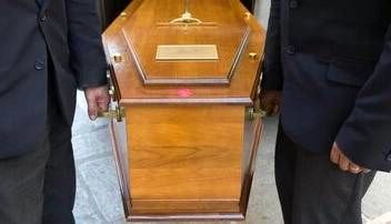 زنی که در مراسم تشییع جنازه‌اش زنده شده بود، دوباره مرُد  