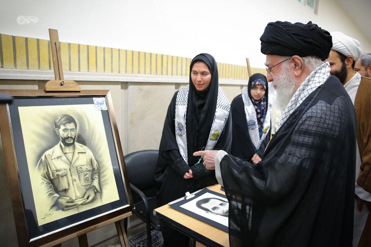 بازدید رهبر انقلاب اسلامی از آثار هنری دانش‌آموزان 