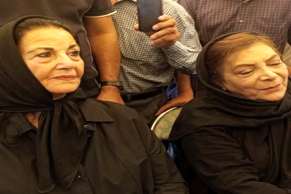 تصاویری تلخ از حضور چهرهها در مراسم خاکسپاری همایون