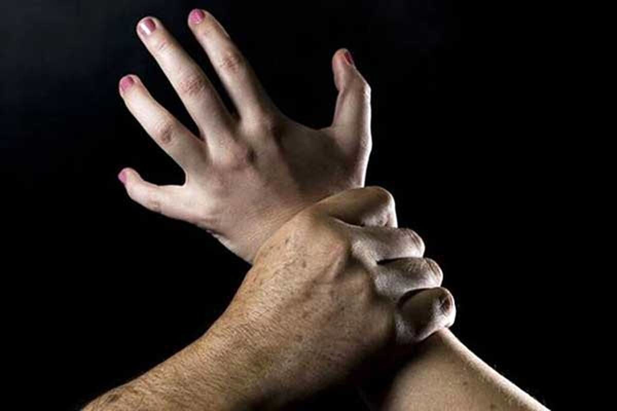 تجاوز  وحشتناک مرد میانسال ثروتمند به دختر جوان در خانه لاکچری اش/ تصویر