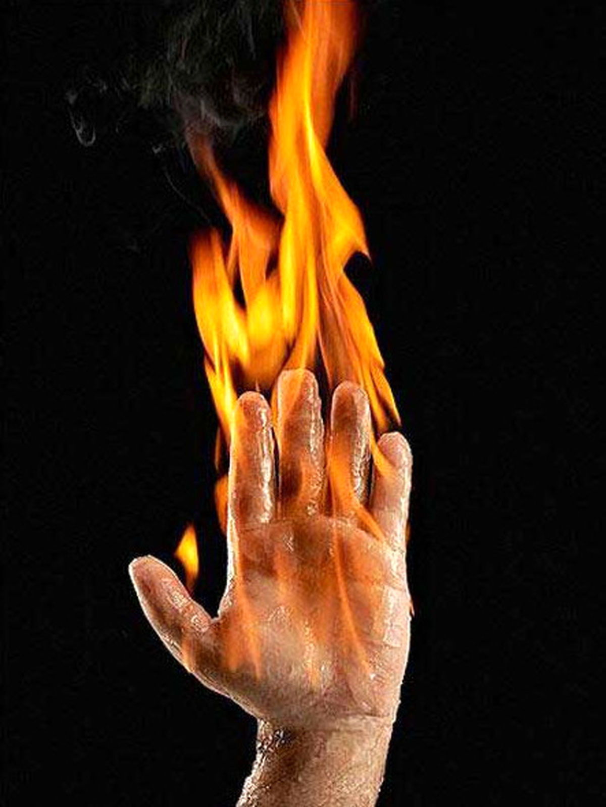 ویدئویی دلخراش از لحظه ای که مرد سنگدل زنش را زنده زنده آتش میزند