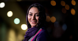 ژست هنری مونا فرجاد با استایل پاییزی و گوشواره خاص