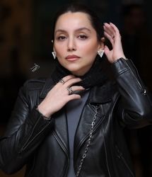 نازنین بیاتی با شلوار و اکسسوری عجیب!/ عکس