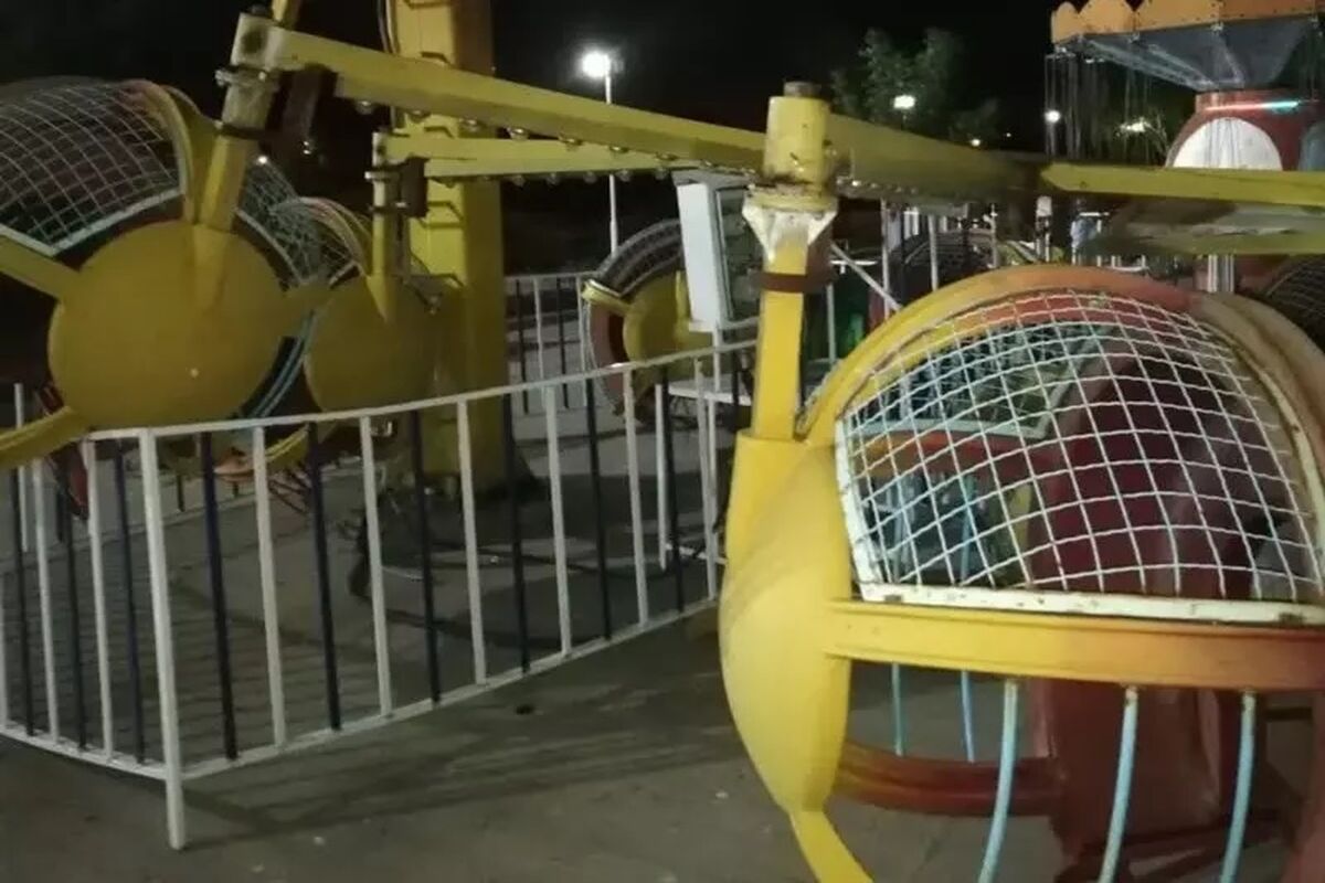 حادثه هولناک در قزوین/ سقوط چرخ و فلک شهربازی فاجعه آفرید + عکس