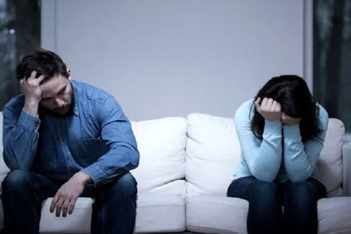 وارد خانه شدم همسرم را با وضعیت زننده ای با معشوقه اش دیدم / من هم راه خیانت پیش گرفتم