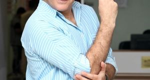 قاب صمیمی رضا عطاران در کنار بازیگر سریال اجل معلق