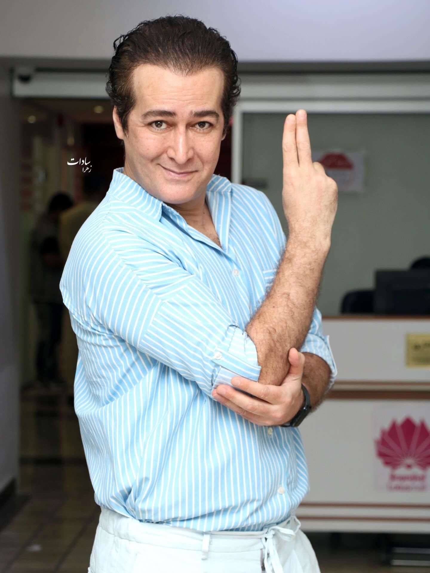 قاب صمیمی رضا عطاران در کنار بازیگر سریال اجل معلق