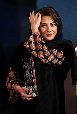 پوشش بهترین بازیگر نقش اصلی زن در اختتامیه جشنواره فجر ۱۴۰۰