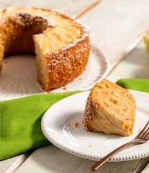 طرز تهیه کیک کشمشی ساده با موادی که در خانه دارید