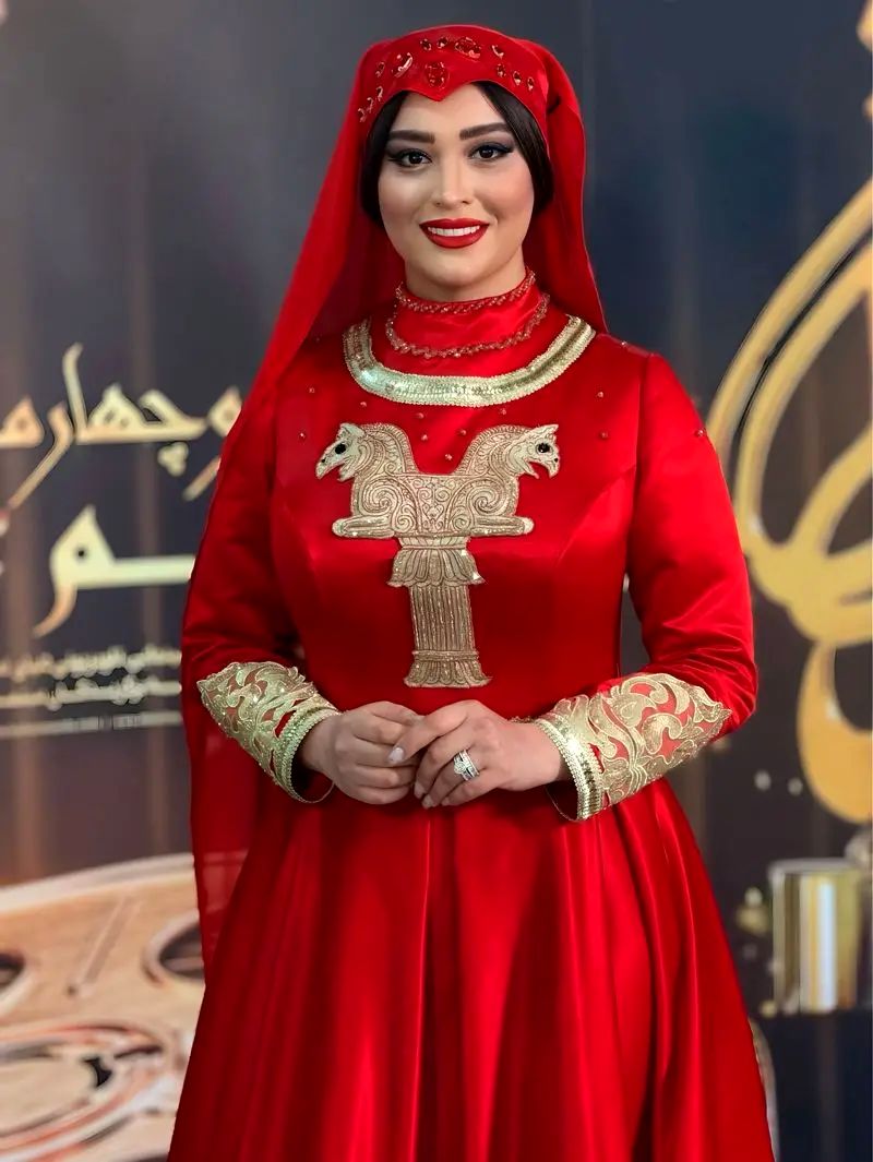 لباس متفاوت و خاص همسر امید معلم در جشن حافظ