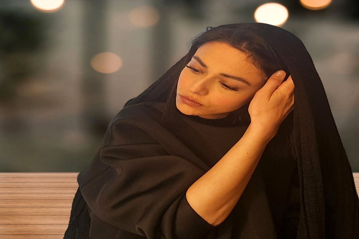  پرتره سیاه و سفید سوگل خلیق با نگاه غمگین و مو‌های فرفری