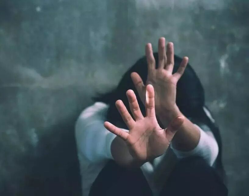 دختر 9 ساله ام در خانه تنها بود که پسر همسایه به زور...