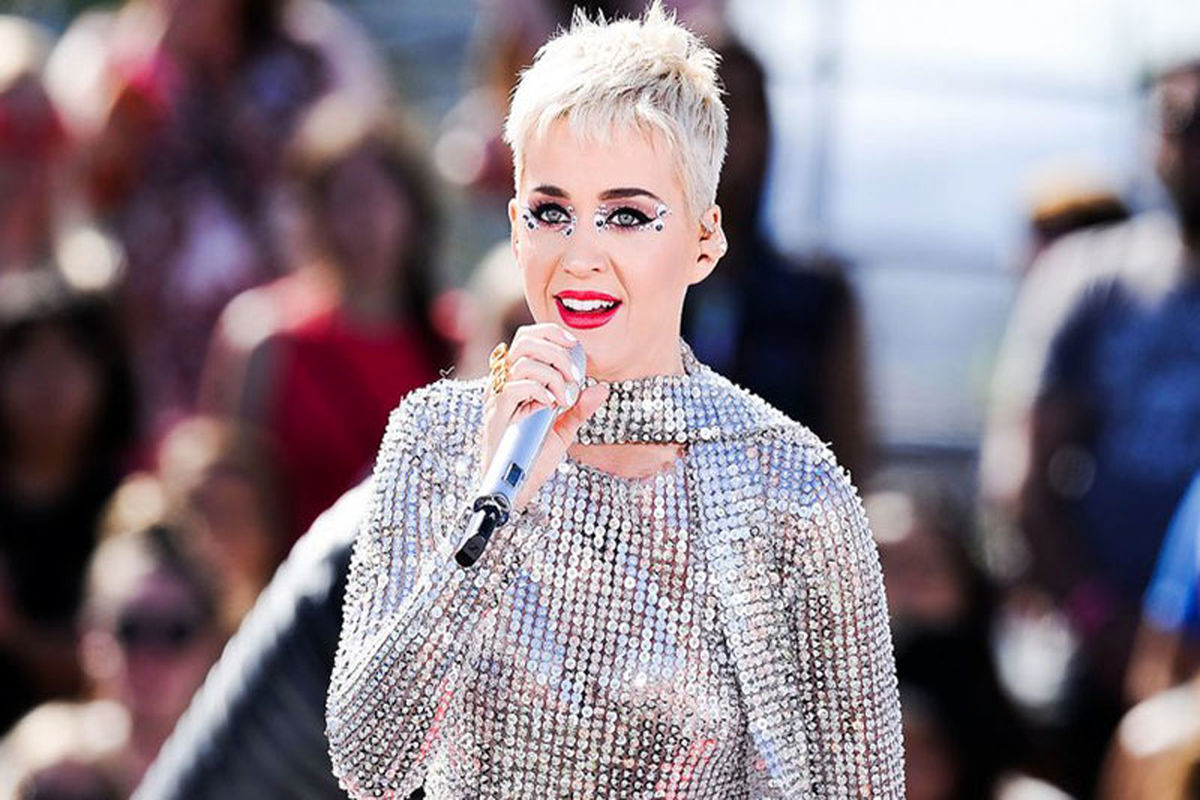 زیباترین خواننده زن جهان مراسم تاجگذاری انگلیس را بهم زد/ تصاویر