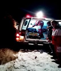 لحظه نجات مادر و نوزاد ۱۲ روزه از دل کولاک و برف