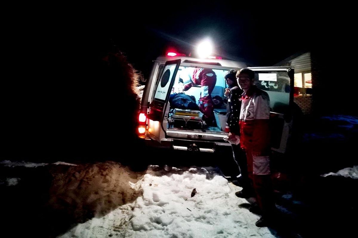 لحظه نجات مادر و نوزاد ۱۲ روزه از دل کولاک و برف