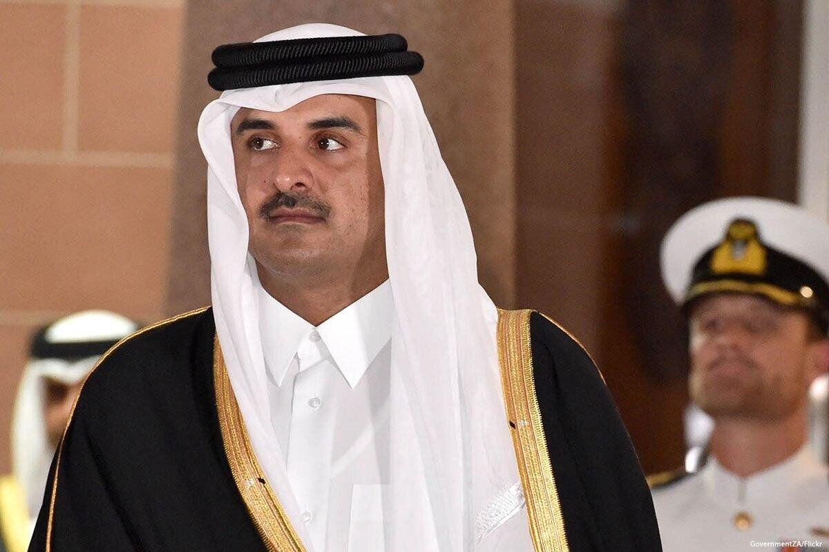 پوشش متفاوت و عجیب امیر قطر در مراسم هنیه سوژه عکاسان شد/ تصویر

