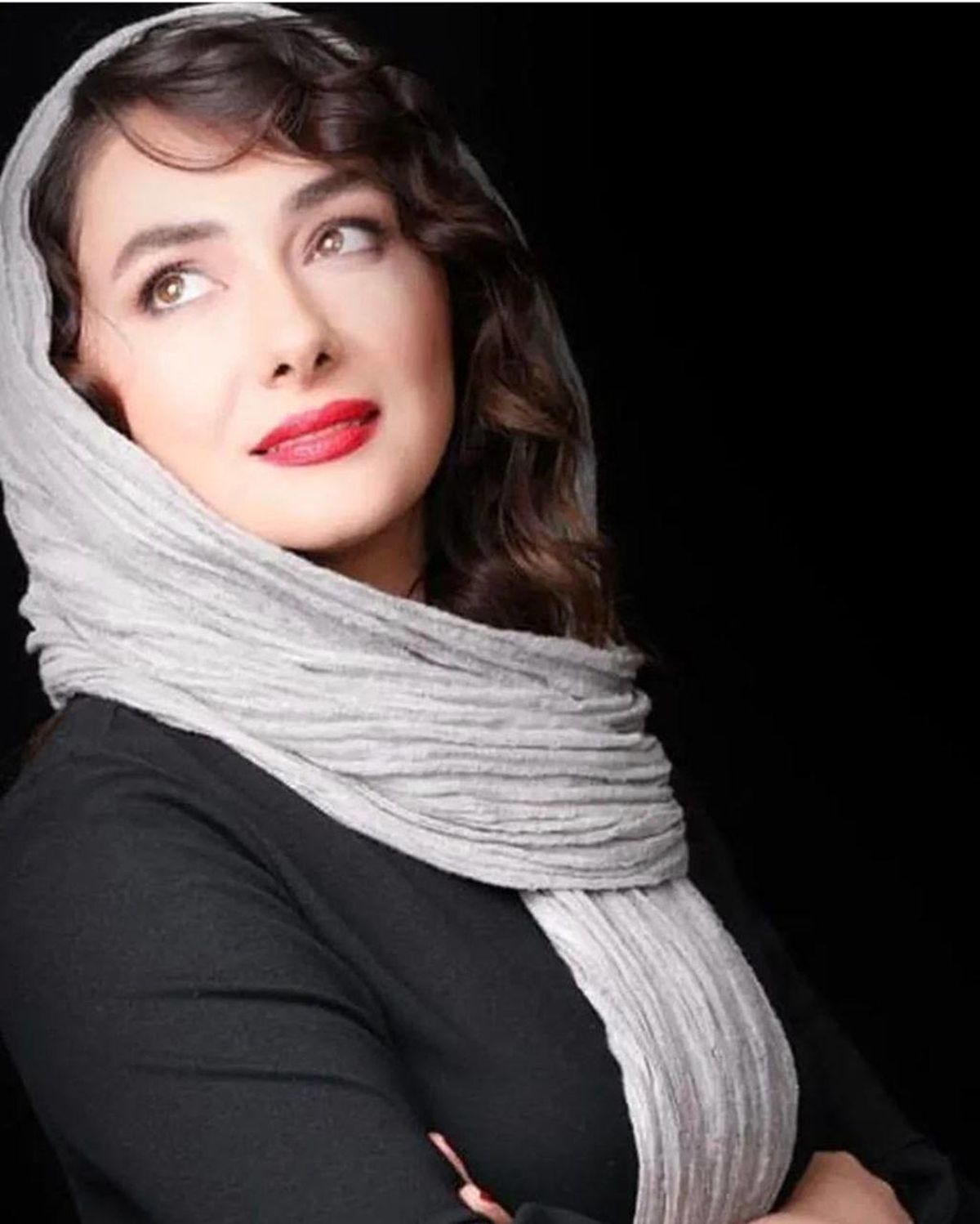تیپ و استایل هانیه توسلی با چادر در ۲۵ سالگی