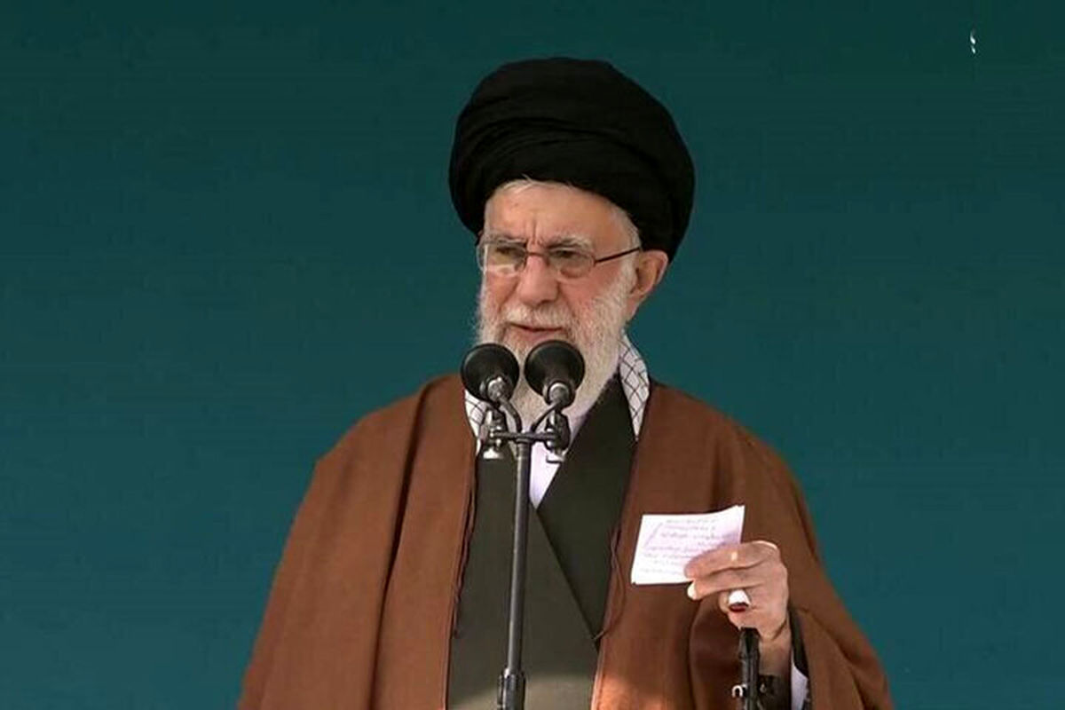 واکنش رهبر انقلاب به درخواست مردم برای دریافت چفیه + فیلم