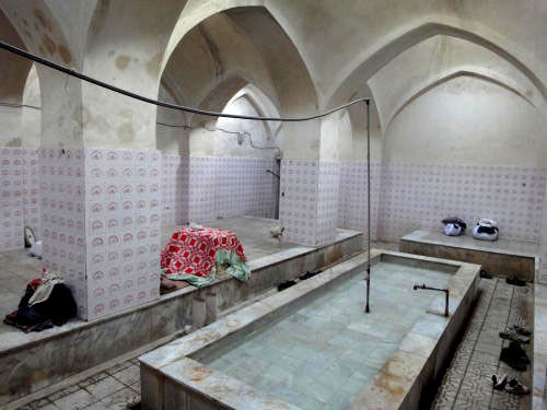 اتفاق وحشتناک برای مردی در حمام قدیمی حین دوش گرفتن !