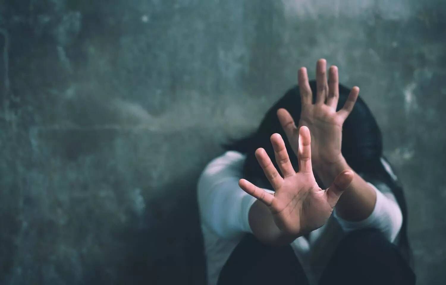 ارتباط مادر مطلقه با مرد جوان باعث تجاوز به دختر ۱۸ ساله اش شد!