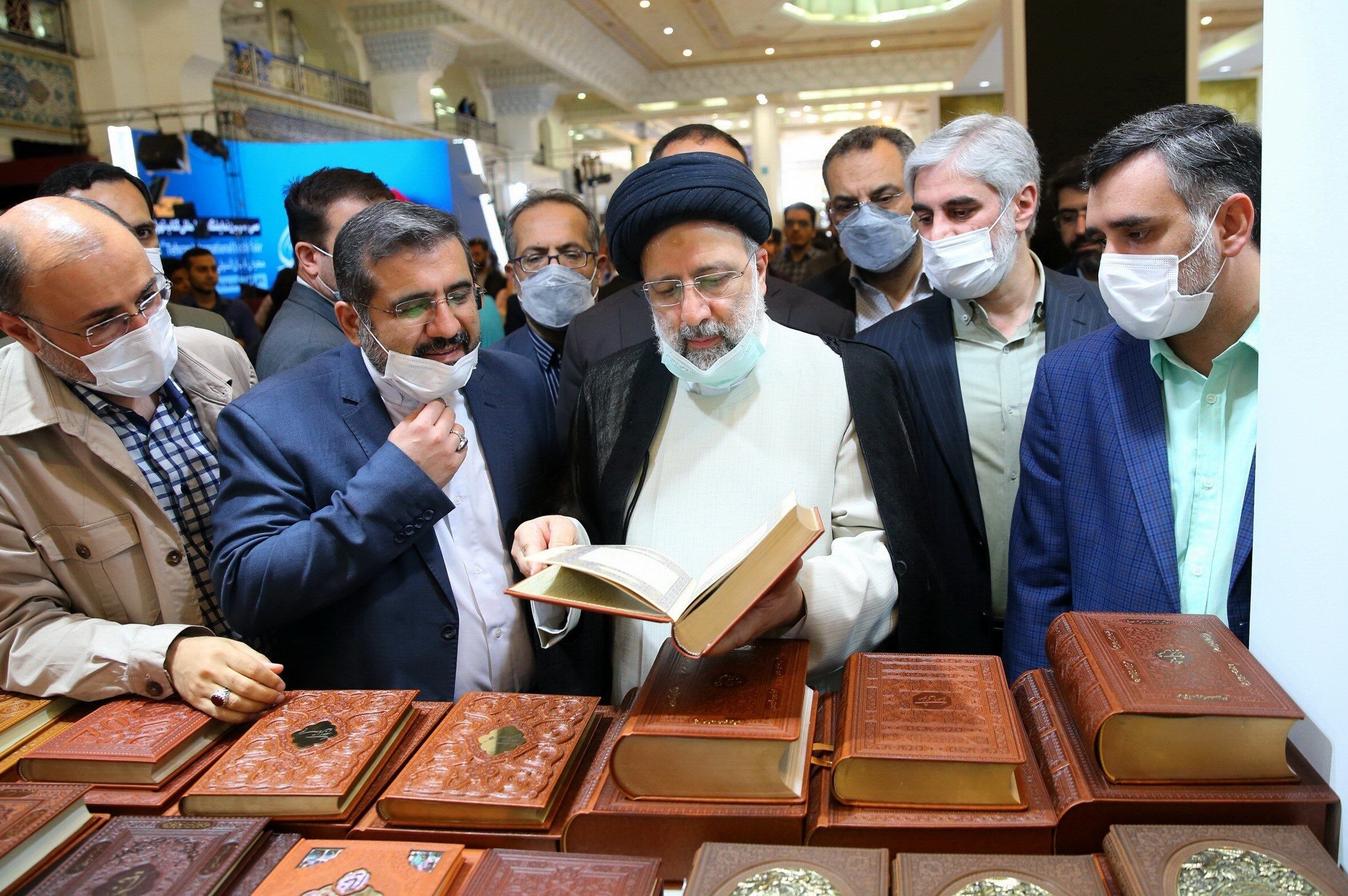 سید ابراهیم رییسی از نمایشگاه کتاب تهران بازدید کرد