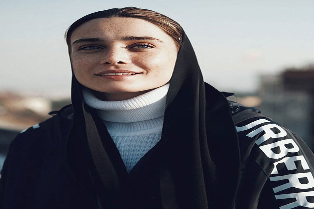 تینا آخوندتبار با کت جین و اکسسوری های فانتزی/ عکس