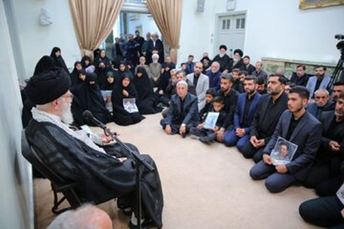 تصاویری دردناک و تلخ از دیدار خصوصی تمامی خانوادهای شهدای خدمت سانحه بالگرد با رهبر انقلاب اسلامی