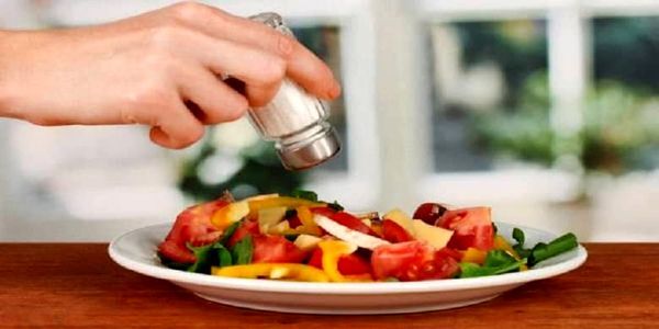 افرادی که بعد از پخت غذا نمک به غذای خود اضافه می کنند زودتر می میرند