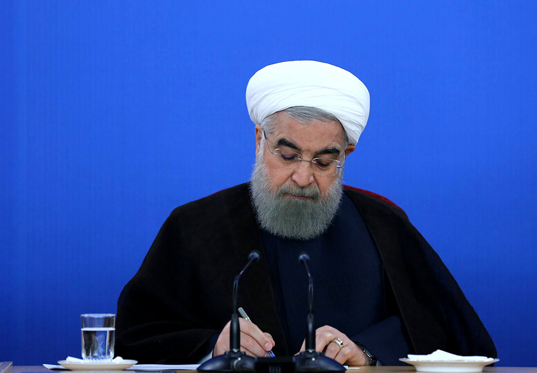 عکسی مهم از روزی که روحانی جایش را به لاریجانی داد+عکس
